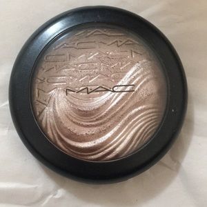 MAC extra dimension skinfinish Superb